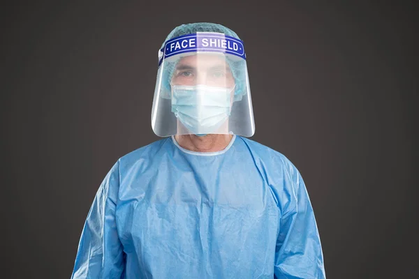 Médico en uniforme protector y protector facial — Foto de Stock