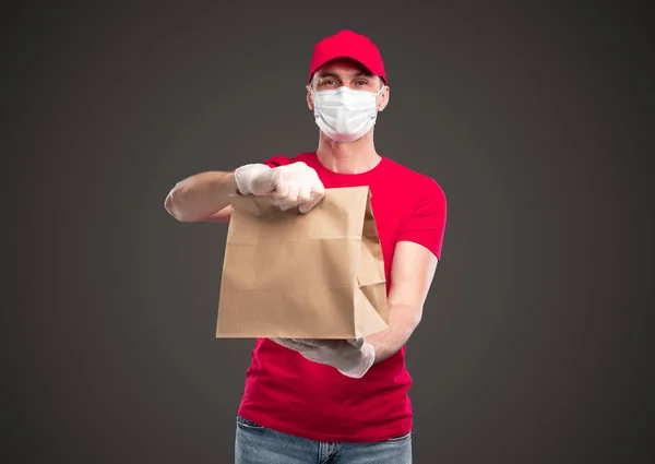 Karantina sırasında yemek getiren kurye.