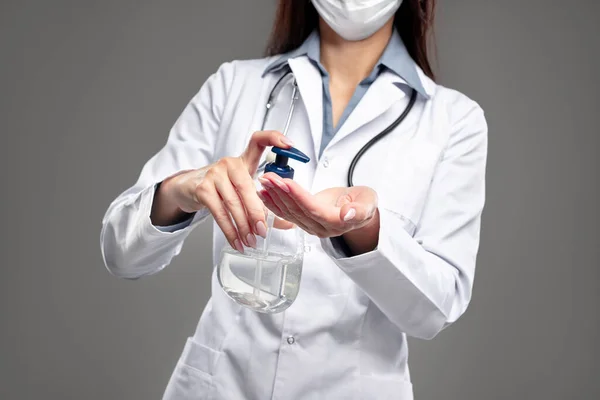 Læge desinfektion hænder med sanitizer - Stock-foto