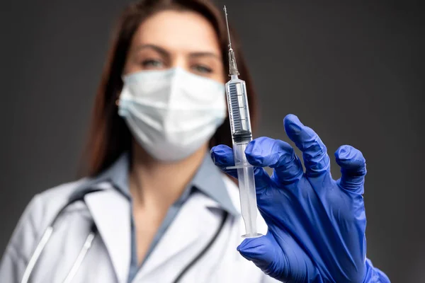 Perawat memegang jarum suntik dengan vaksin — Stok Foto