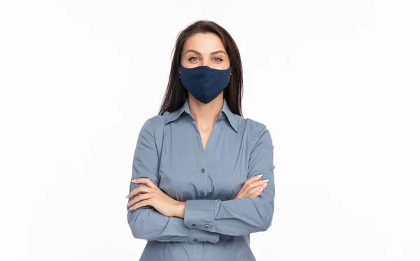 Självsäker ung kvinna i skyddande mask tittar på kameran — Stockfoto