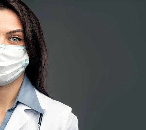 Kruidendokter met medisch masker — Stockfoto