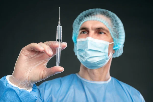 Male medic with syringe with COVID 19 vaccine — Stock Photo, Image