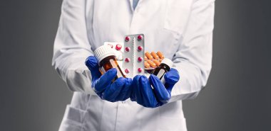 Ekin doktoru bir sürü ilaç gösteriyor.