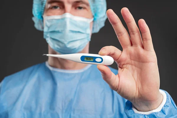 Male doctor showing thermometer with normal temperature — Stock Photo, Image