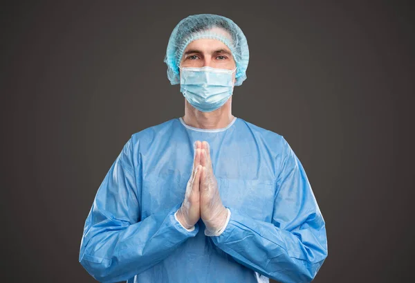 Медичний працівник молиться під час роботи — стокове фото