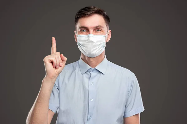 Sorrindo homem com indicador dedo para cima ter ideia — Fotografia de Stock