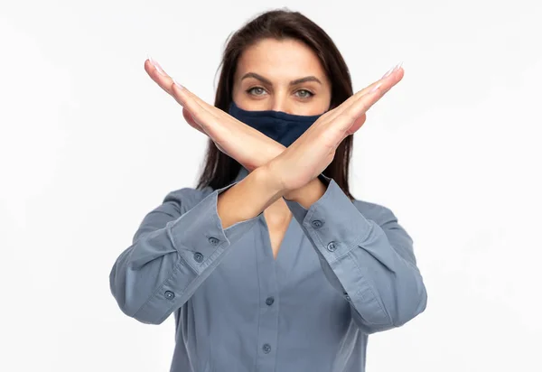 Mulher de máscara protetora cruzando os braços — Fotografia de Stock