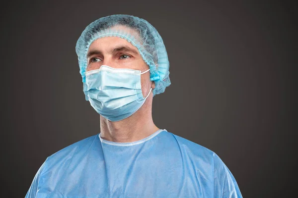 Dokter in masker en uniform — Stockfoto