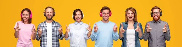 Glada moderna människor lyssnar på musik — Stockfoto