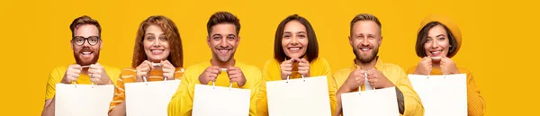 Alegre shopaholics con bolsas de papel — Foto de Stock