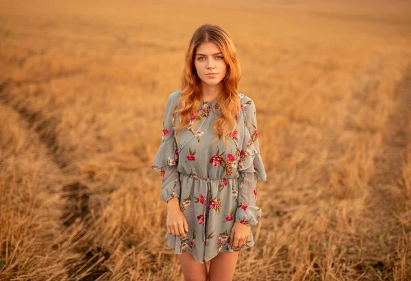 Όμορφη νεαρή γυναίκα σε ξερό χωράφι — Φωτογραφία Αρχείου