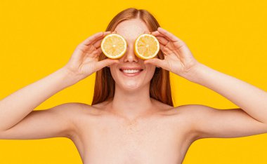 Genç bayan narenciyle eğleniyor.