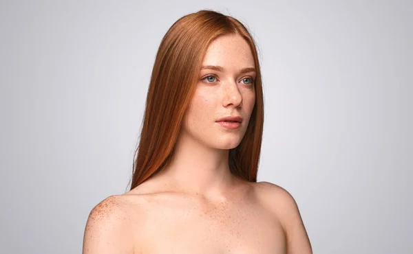 Jeune femme aux taches de rousseur et aux cheveux roux — Photo