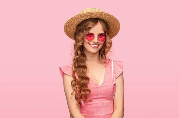 Cheerful young woman looking at camera — Stock Photo, Image