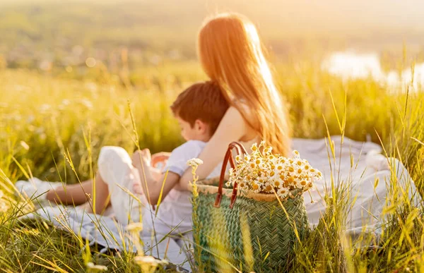 Hermanos irreconocibles descansando en el campo — Foto de Stock