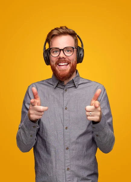 Vidám ember zenét hallgat fejhallgatóval — Stock Fotó