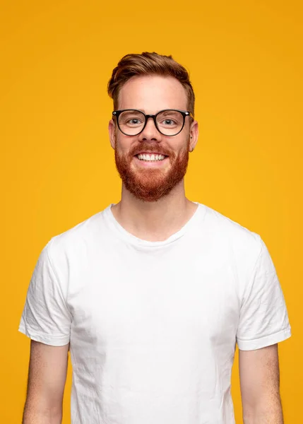 Glücklicher junger Mann im weißen T-Shirt — Stockfoto