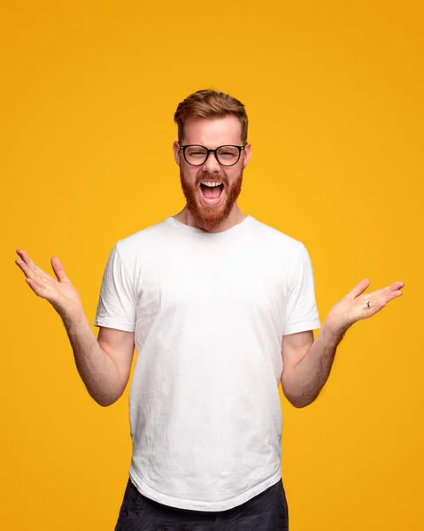 Excited man in glasses screaming — Stock Photo, Image