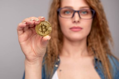 Bitcoin gösteren zengin genç kadın