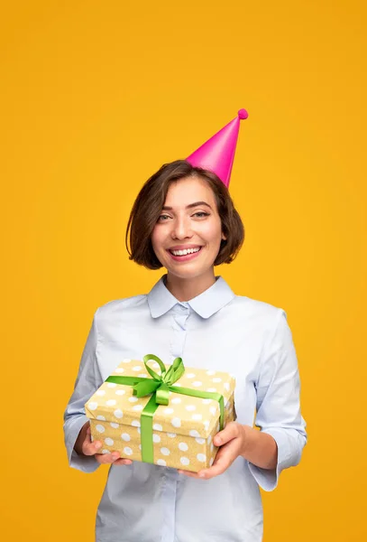 Ευτυχισμένη νεαρή γυναίκα με κουτί δώρου — Φωτογραφία Αρχείου