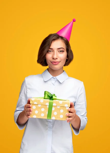 Молодая женщина с подарком на день рождения — стоковое фото