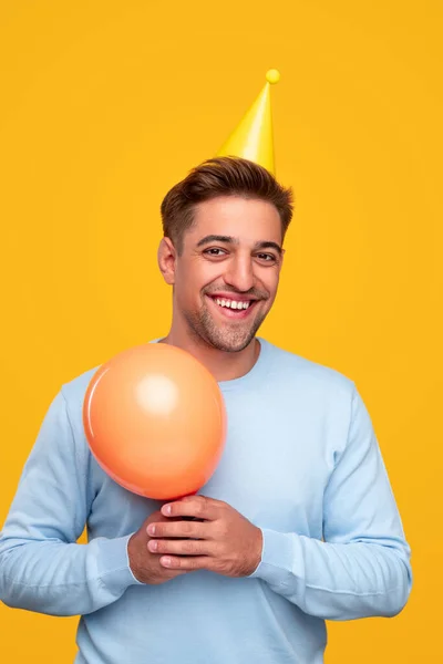 Homem feliz com balão e boné de aniversário — Fotografia de Stock