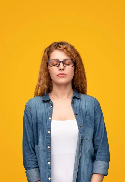 Mujer joven en gafas con los ojos cerrados —  Fotos de Stock