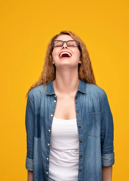 Feliz joven mujer riendo con los ojos cerrados —  Fotos de Stock