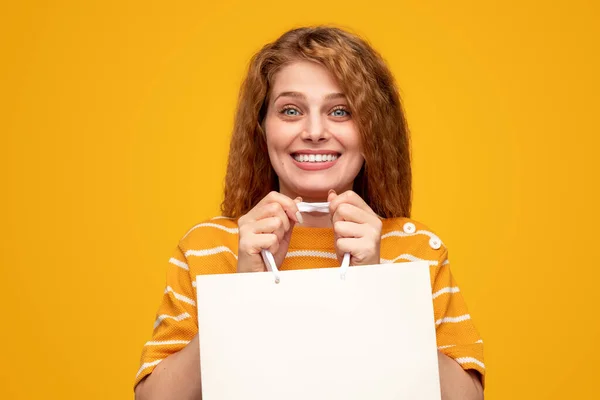 Alışveriş sırasında heyecanlı genç bayan — Stok fotoğraf