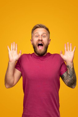 Şaşırmış sakallı adam yüksek sesle bağırıyor.