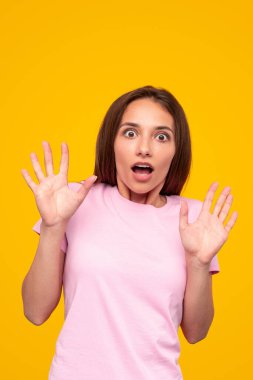 Çağdaş stüdyoda elleri havada genç bir kadın.