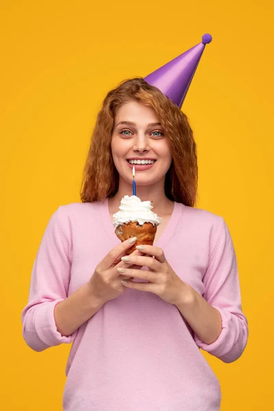 Mulher alegre com cupcake aniversário — Fotografia de Stock