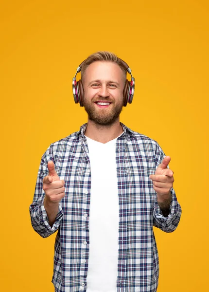 Homem barbudo desfrutando de boa música — Fotografia de Stock