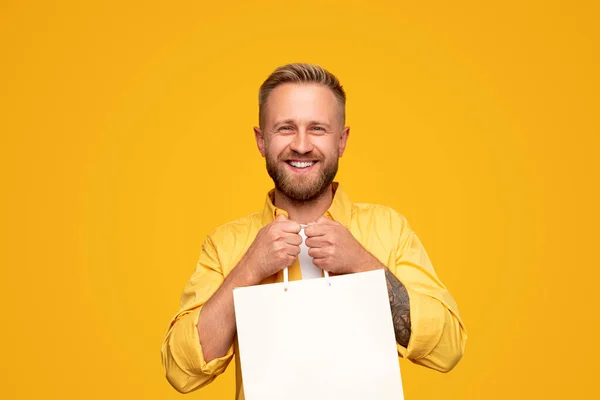 Amistoso hombre barbudo durante las compras —  Fotos de Stock