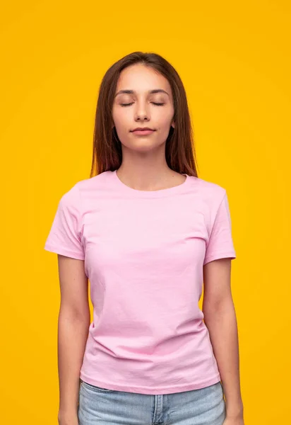 Femme détendue rêveuse dans un studio moderne — Photo