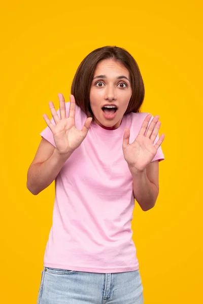 Mujer asustada gritando y mirando a la cámara — Foto de Stock