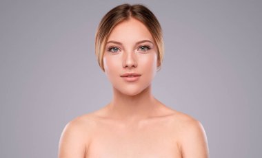 Çekici model kameraya bakıyor.