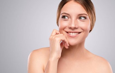 Keyifli kadın model başka tarafa bakıyor.