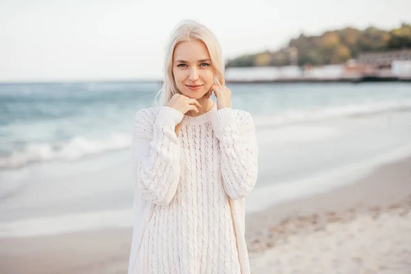 Jovem mulher atraente na praia do oceano de areia em dia nublado — Fotografia de Stock