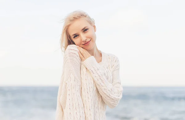 바람 이 부는 바닷속의 젊은 금발 여성 — 스톡 사진