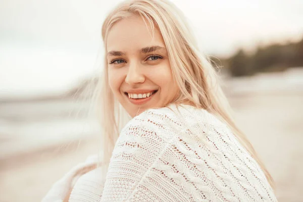 Mujer joven feliz en la playa de arena de mar en tiempo fresco nublado — Foto de Stock