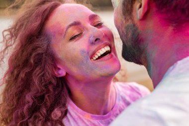 Genç bir kadın festival sırasında erkek arkadaşıyla eğleniyor.