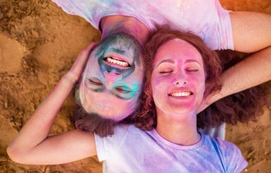 Mutlu çift boya festivalinde dinleniyor.