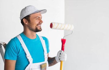 Profesyonel aletleri olan kendine güvenen bir ressam.