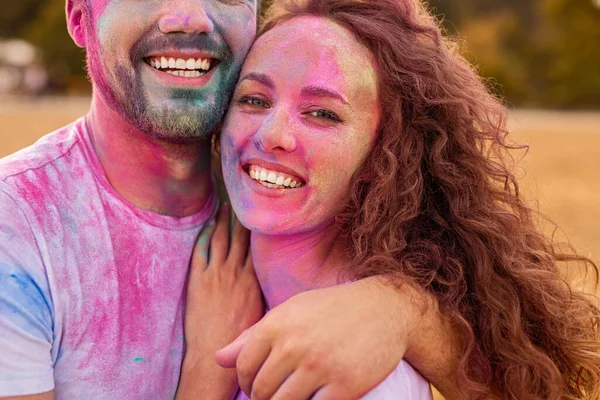 Crop людина обіймає дівчину під час вечірки з фарбою — стокове фото