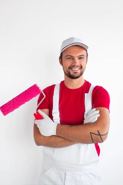 Professzionális férfi festő görgős mosollyal a kamera előtt — Stock Fotó