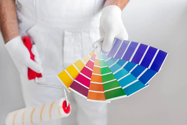 Crop pittore mostrando tavolozze di colori — Foto Stock