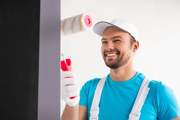 Feliz pared de pintura de trabajador masculino — Foto de Stock