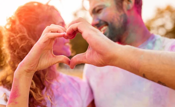 Liefdevol koppel gebaren hart tijdens feest — Stockfoto